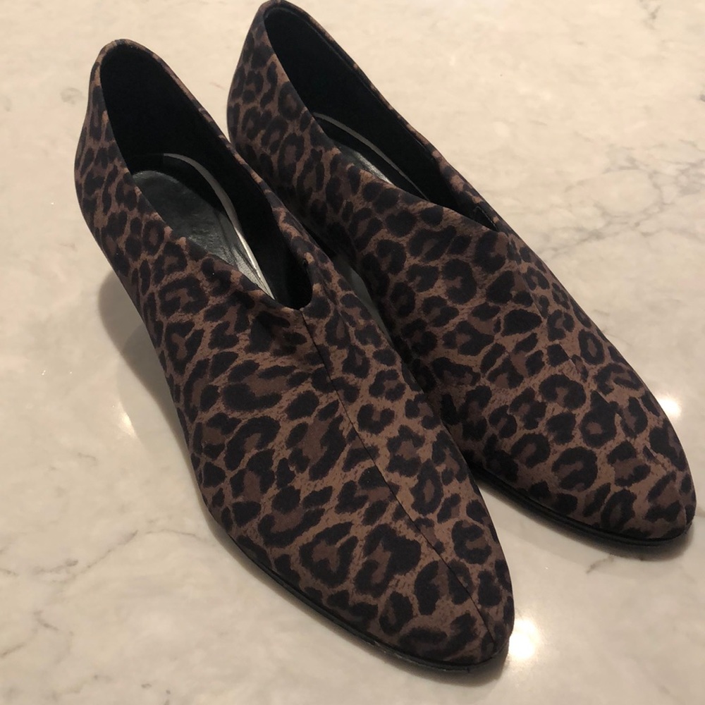 Leopard pumps